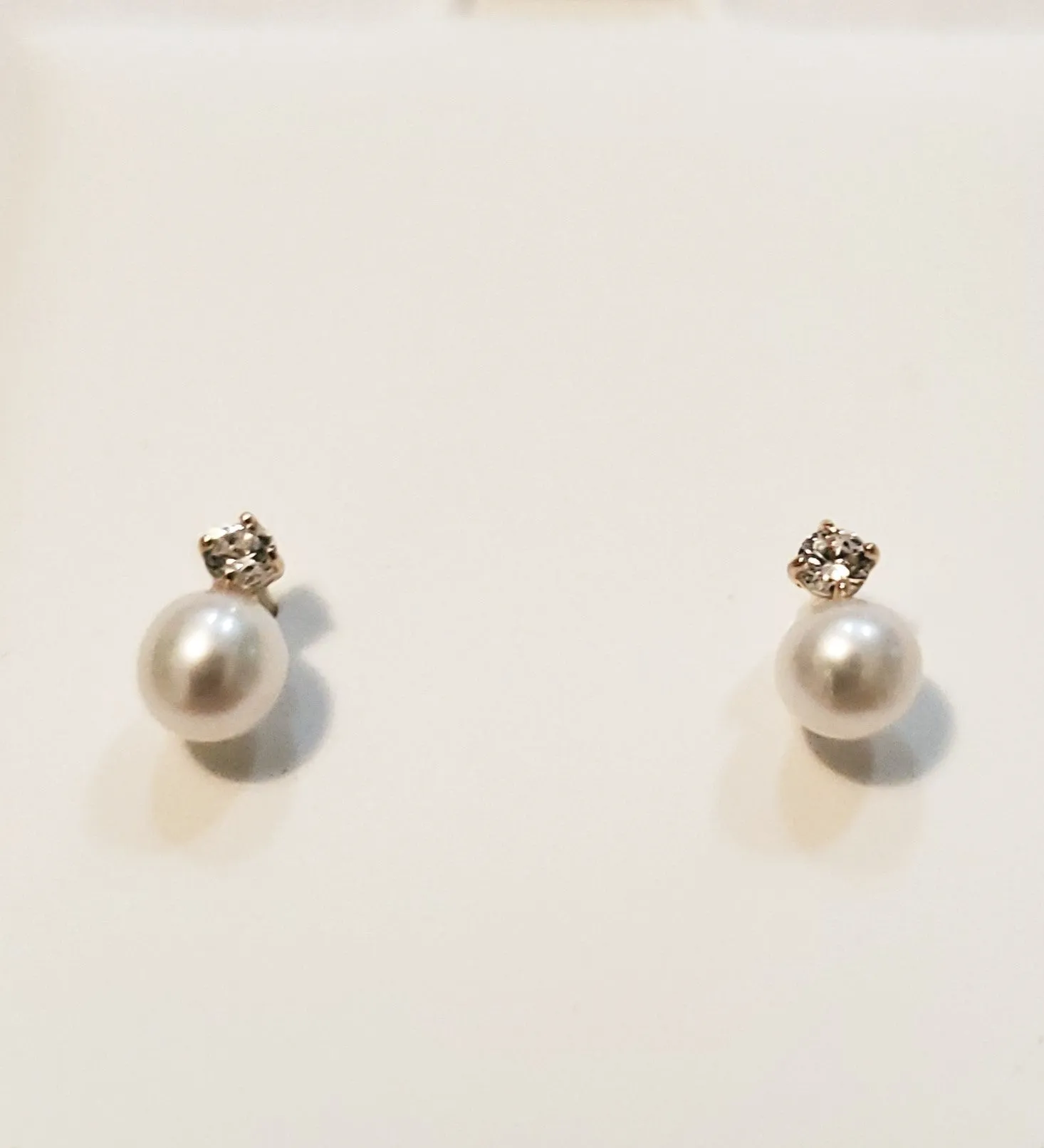 14 KT Children's Pearl cz. accents screw back earrings